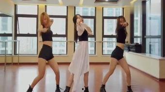白袜女明星热舞,性感魅力难以抵挡